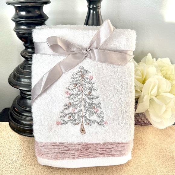 NWT Set of 2 Shimmering Christmas Tree Turkish Bathroom Hand Towels - Picture 2 of 10